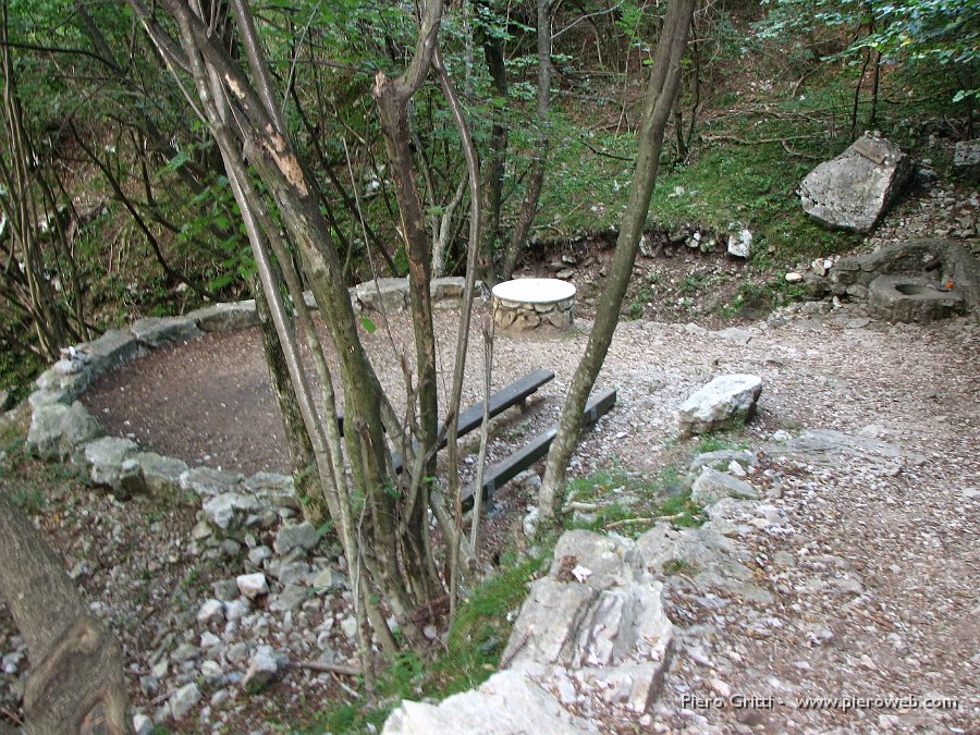 festaBeita 018.jpg - Slargo attrezzato e con sorgente d'acqua (che non sempre c'è)